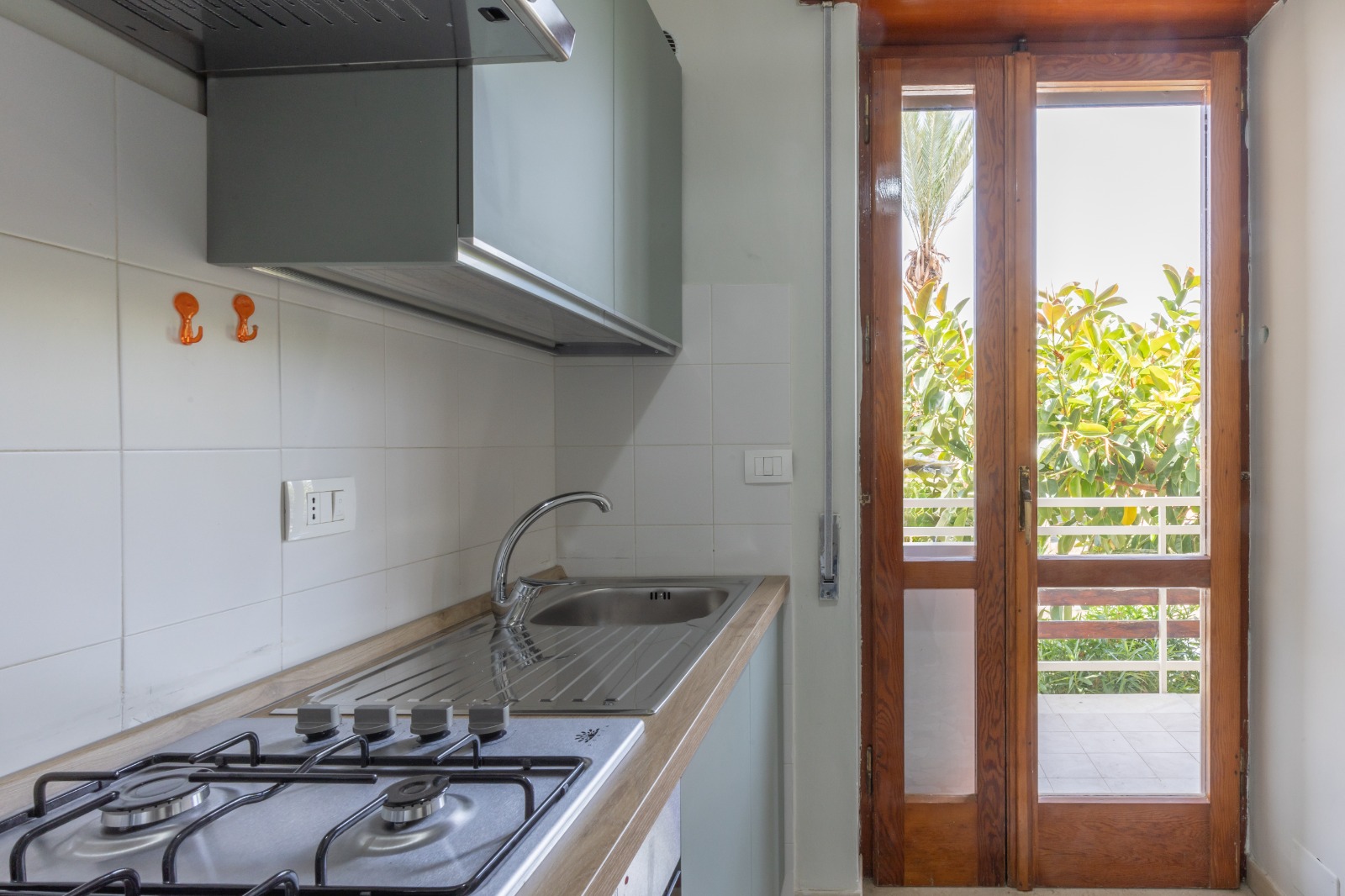 Cucina con vista giardino