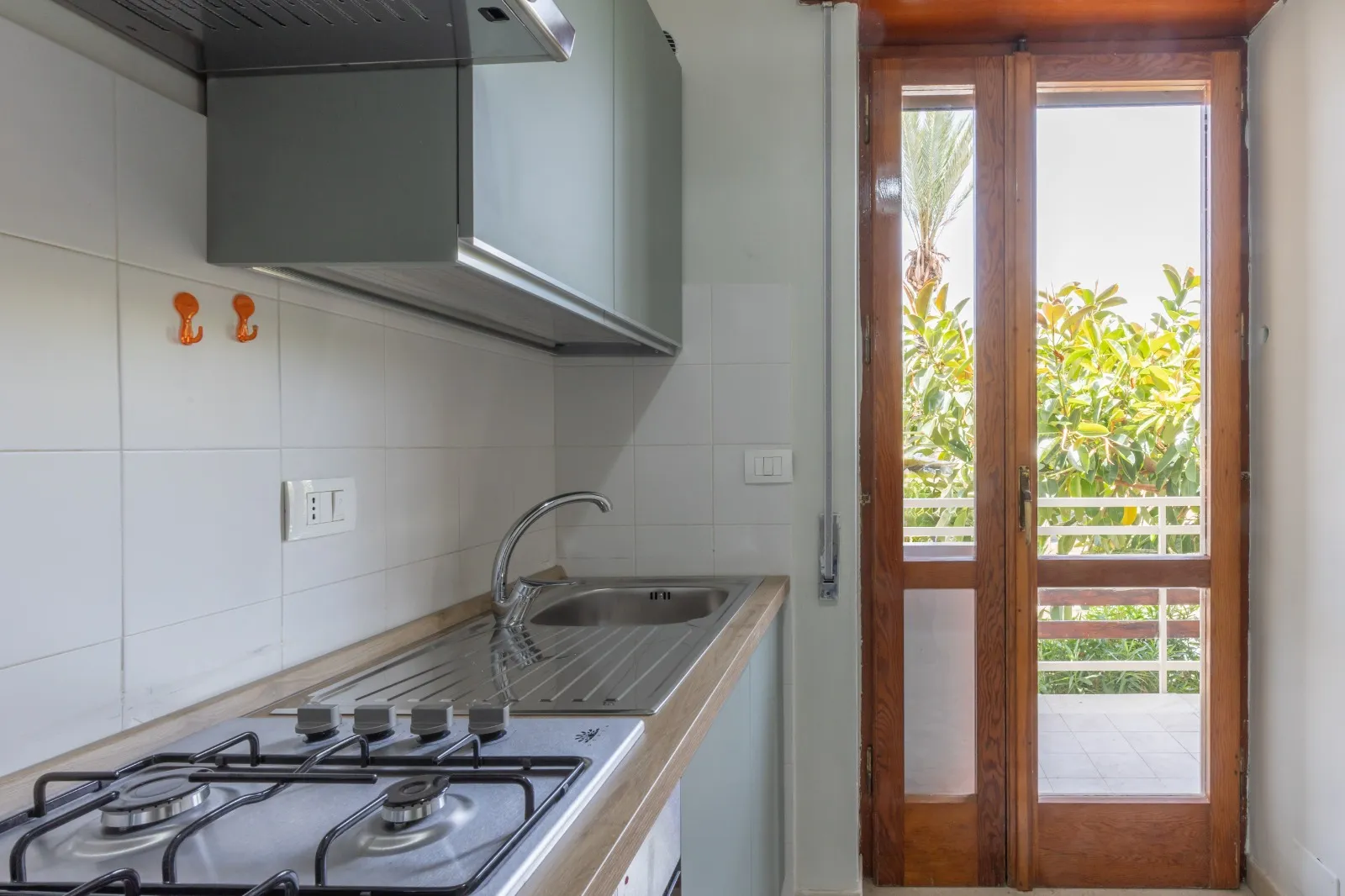 Cucina con vista giardino